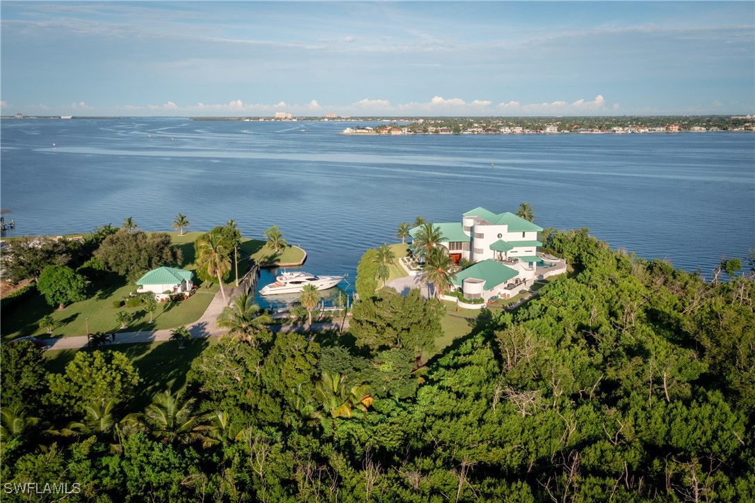 6 bed home in Fort Myers