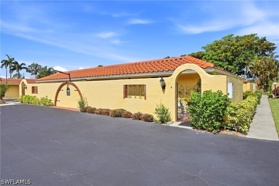 2 bed home in Naples