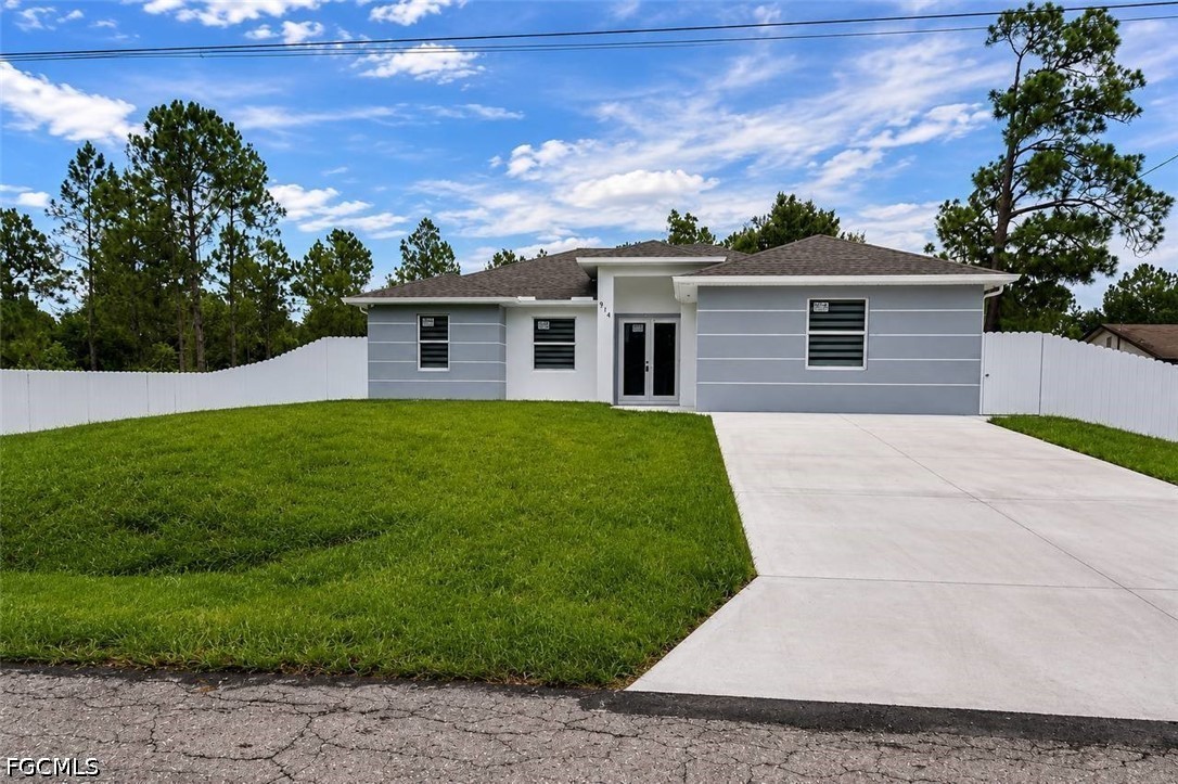 5 bed home in Lehigh Acres