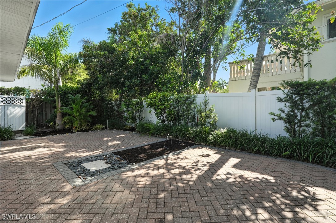 1 Bed Condominium for Sale in Naples, photo 2