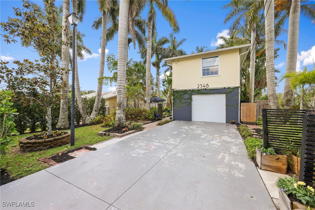 2 Bed SingleFamilyResidence for Sale in Naples, photo 2
