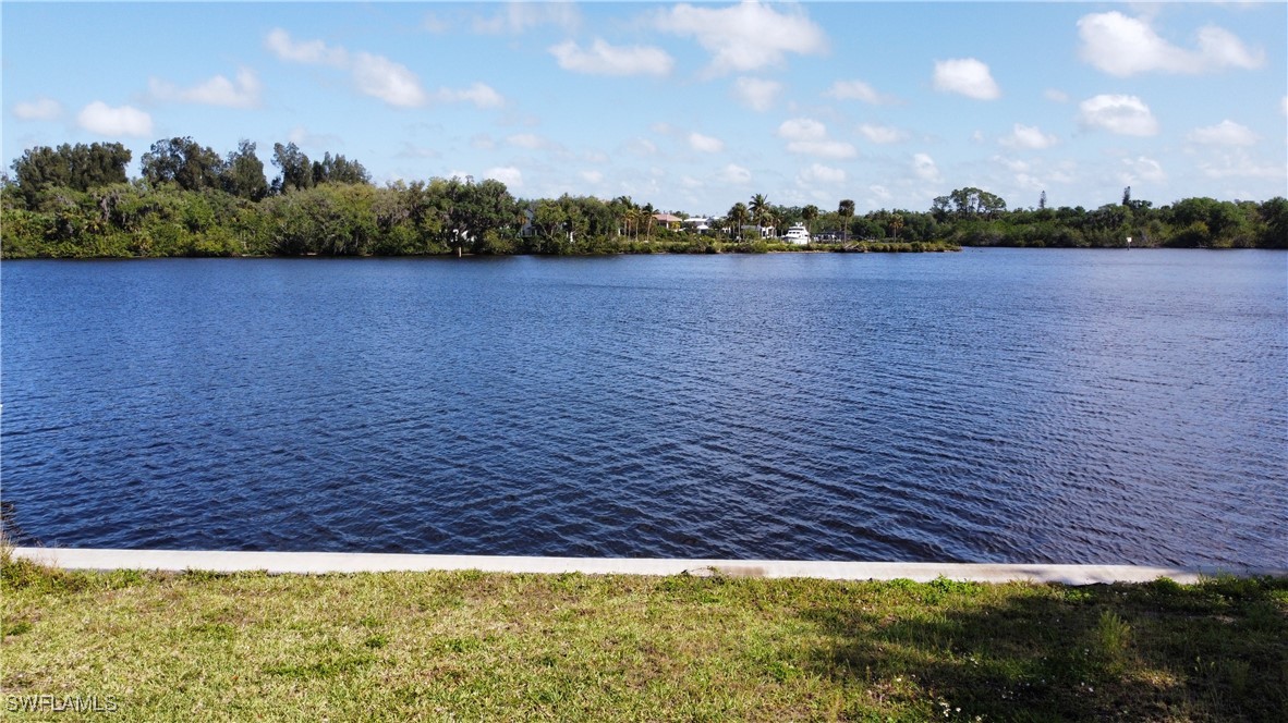 Waterfront Home for Sale in Waterway Shores, photo 2
