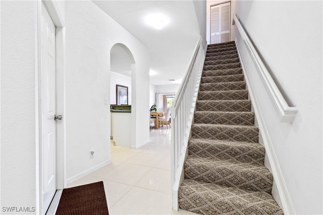 2 Bed Waterfront Home for Sale in Fort Myers, photo 2