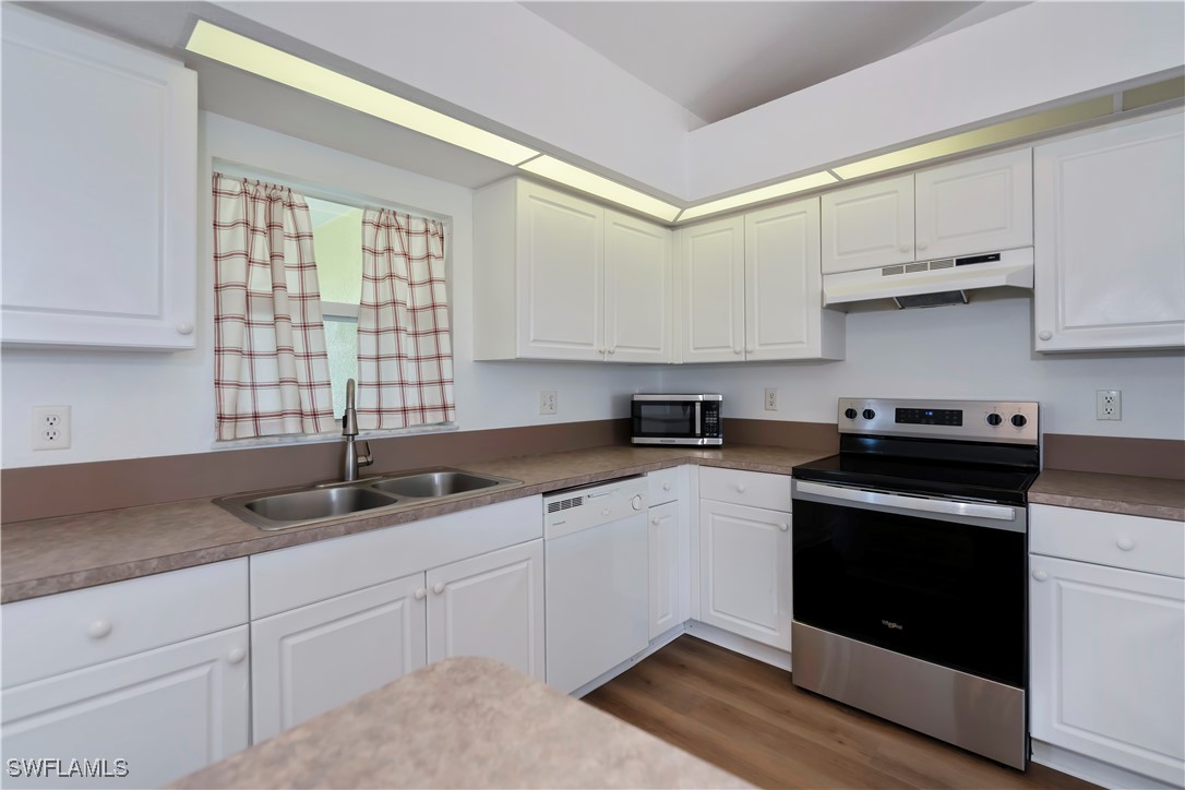 4 Bed SingleFamilyResidence for Sale in Cape Coral, photo 2