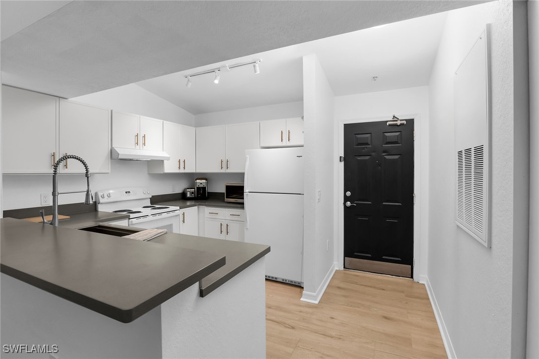 2 Bed Condominium for Sale in Naples, photo 2