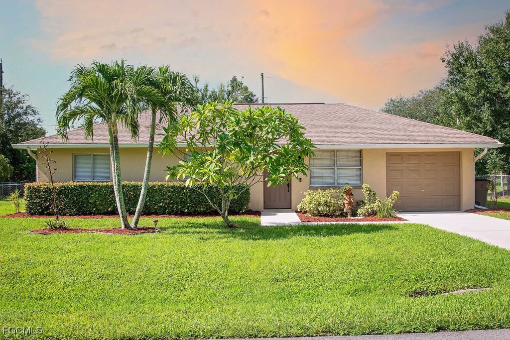 3 Bed SingleFamilyResidence for Sale in Fort Myers, photo 2