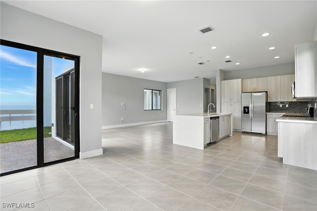 3 Bed SingleFamilyResidence for Sale in Silverwood, FL — photo 2