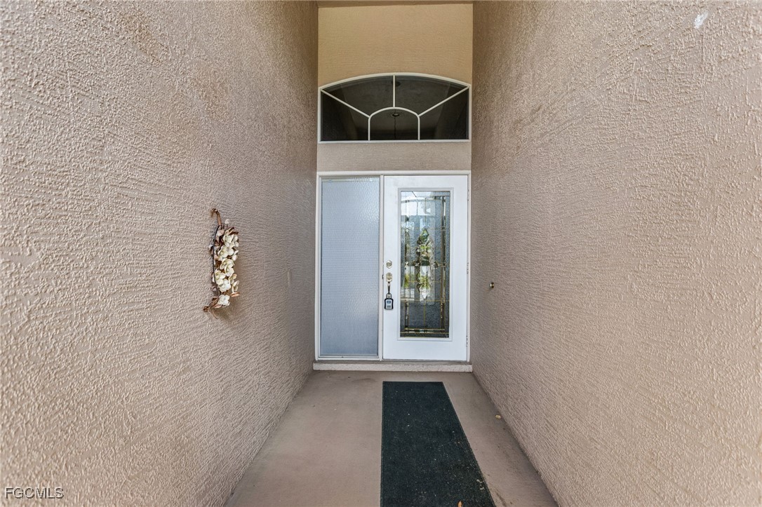 3 Bed SingleFamilyResidence for Sale in Fort Myers, FL — photo 2