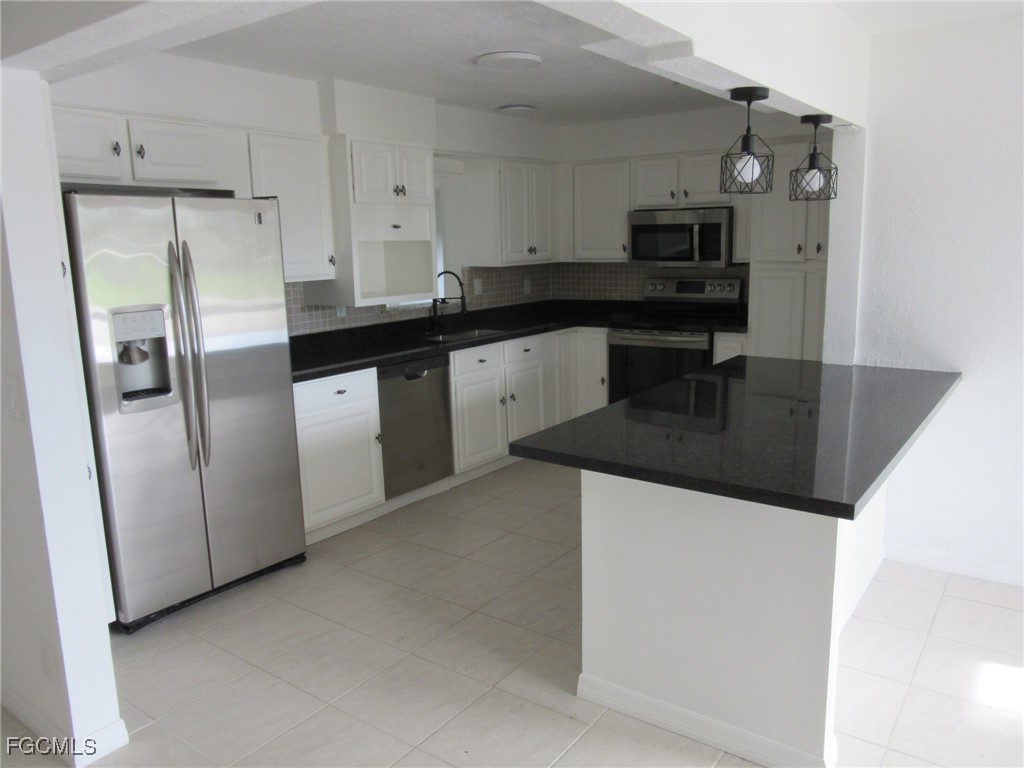 3 Bed SingleFamilyResidence for Sale in Cape Coral, FL — photo 2