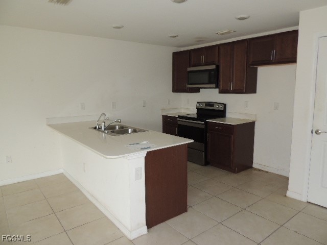 4 Bed SingleFamilyResidence for Sale in Cape Coral, photo 2
