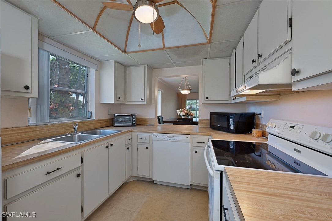 2 Bed Condominium for Sale in Forest Lakes, FL, $149,000 — photo 2