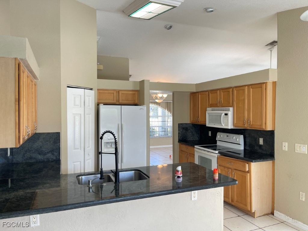 5 Bed Pool Home for Sale in Oakwood, photo 2