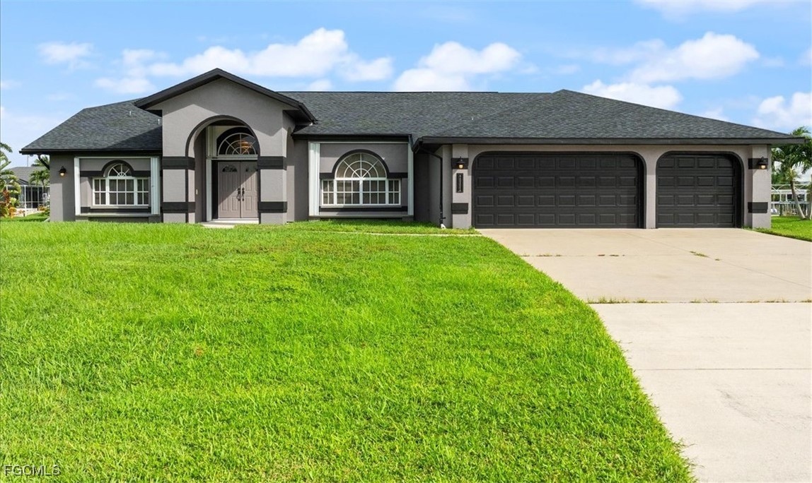 3 Bed Pool Home for Sale in Cape Coral, photo 2