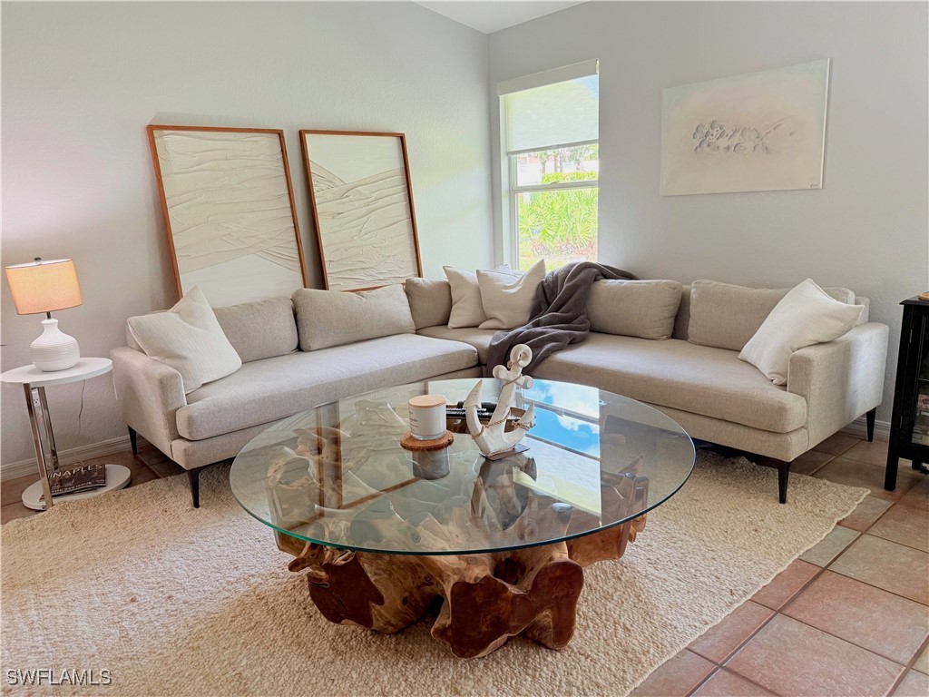 2 Bed Attached for Sale in Naples, photo 2