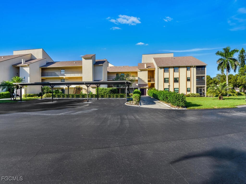 2 Bed Condominium for Sale in Fort Myers, FL, $134,900 — photo 2
