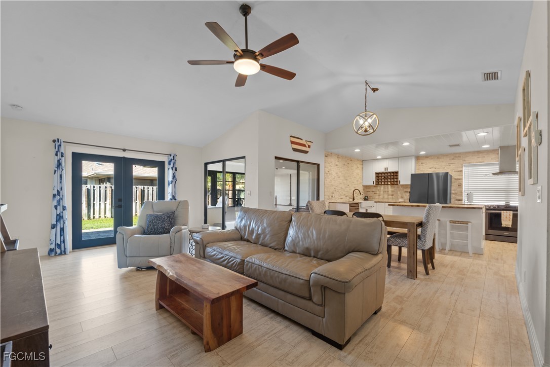 2 Bed SingleFamilyResidence for Sale in South Pointe, FL — photo 2