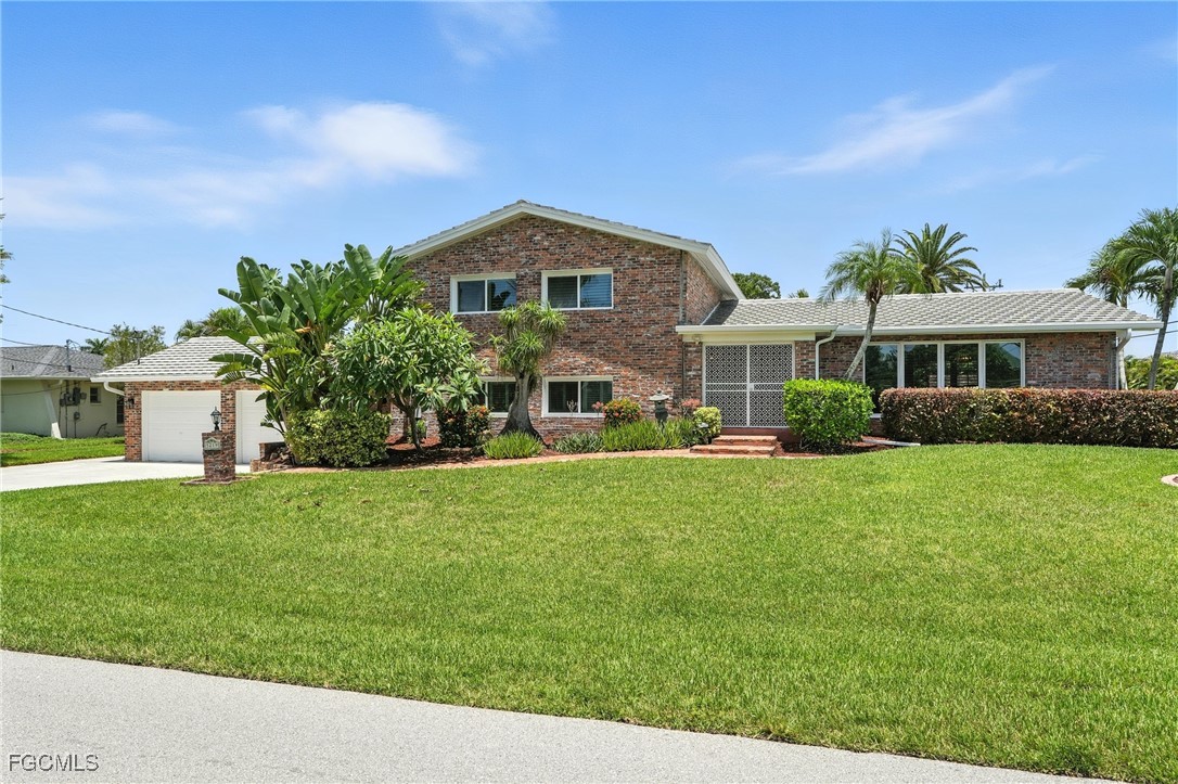 3 Bed Pool Home for Sale in Cape Coral, photo 2