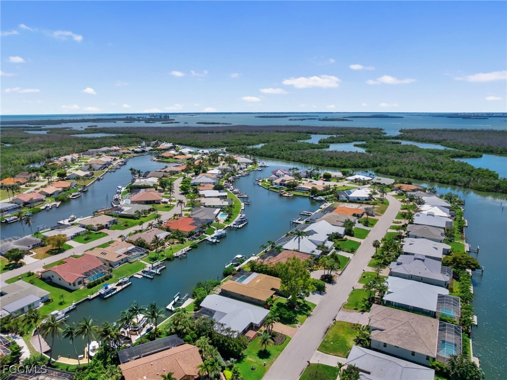 3 Bed Pool Home for Sale in Palm Acres, photo 2