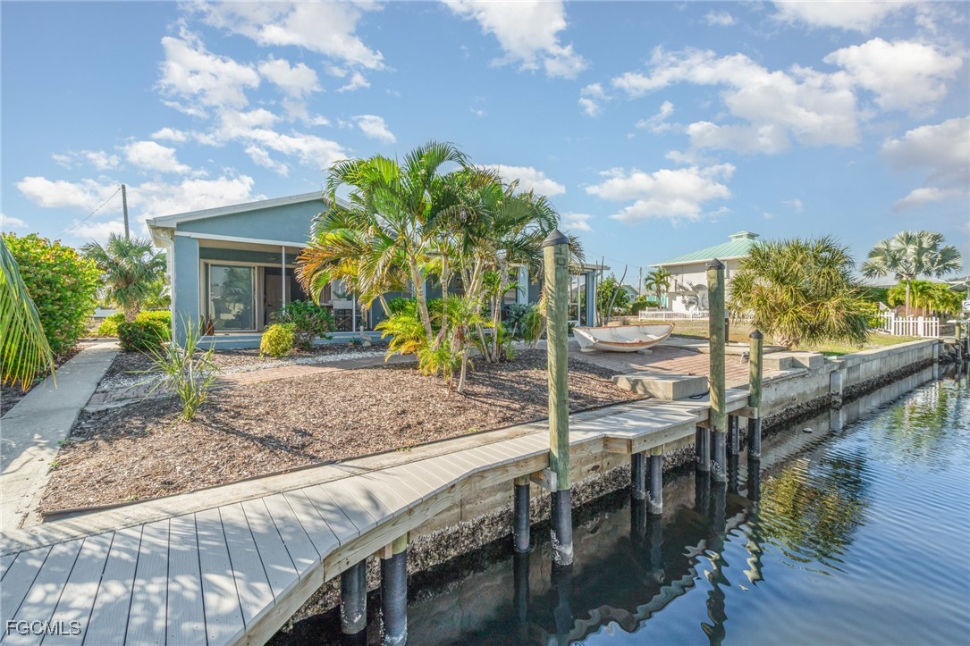 2 Bed Waterfront Home for Sale in Bokeelia, photo 2