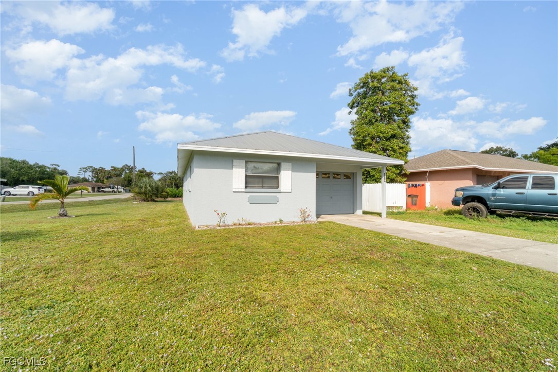 3 Bed SingleFamilyResidence for Sale in Fort Myers, photo 2