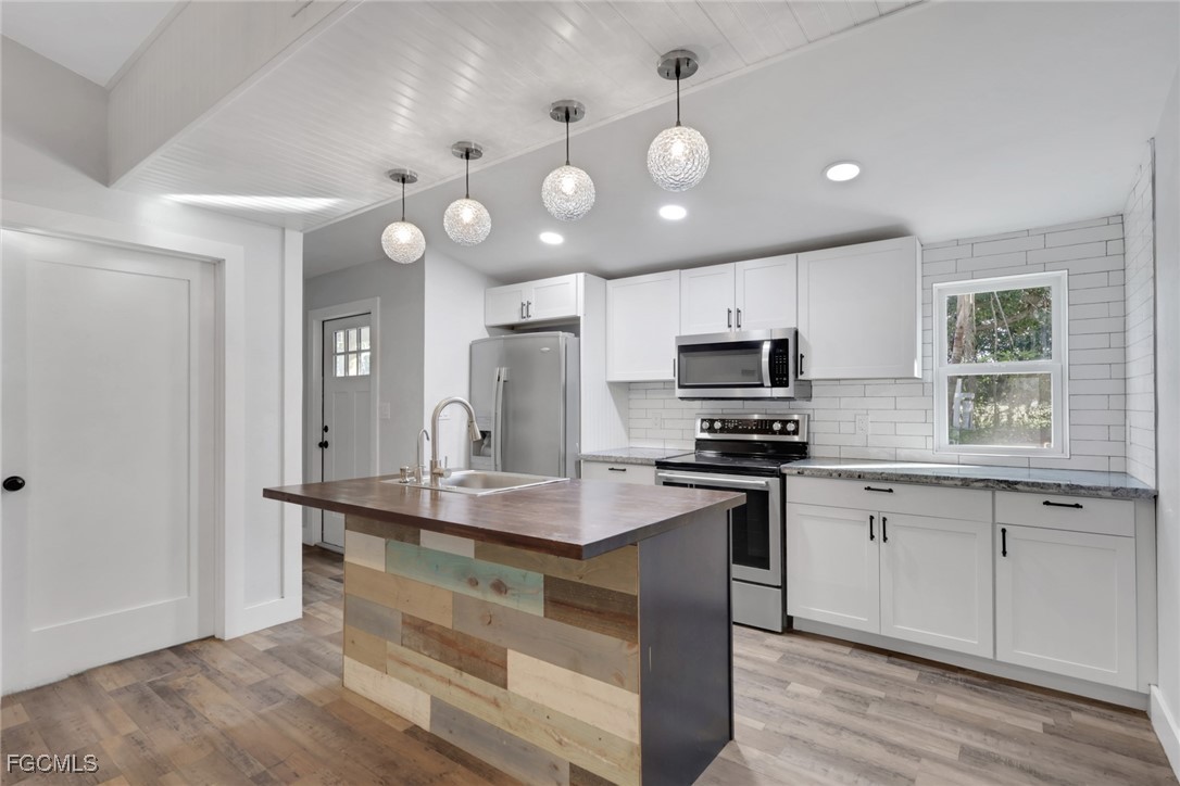 3 Bed SingleFamilyResidence for Sale in Buckingham, FL — photo 2