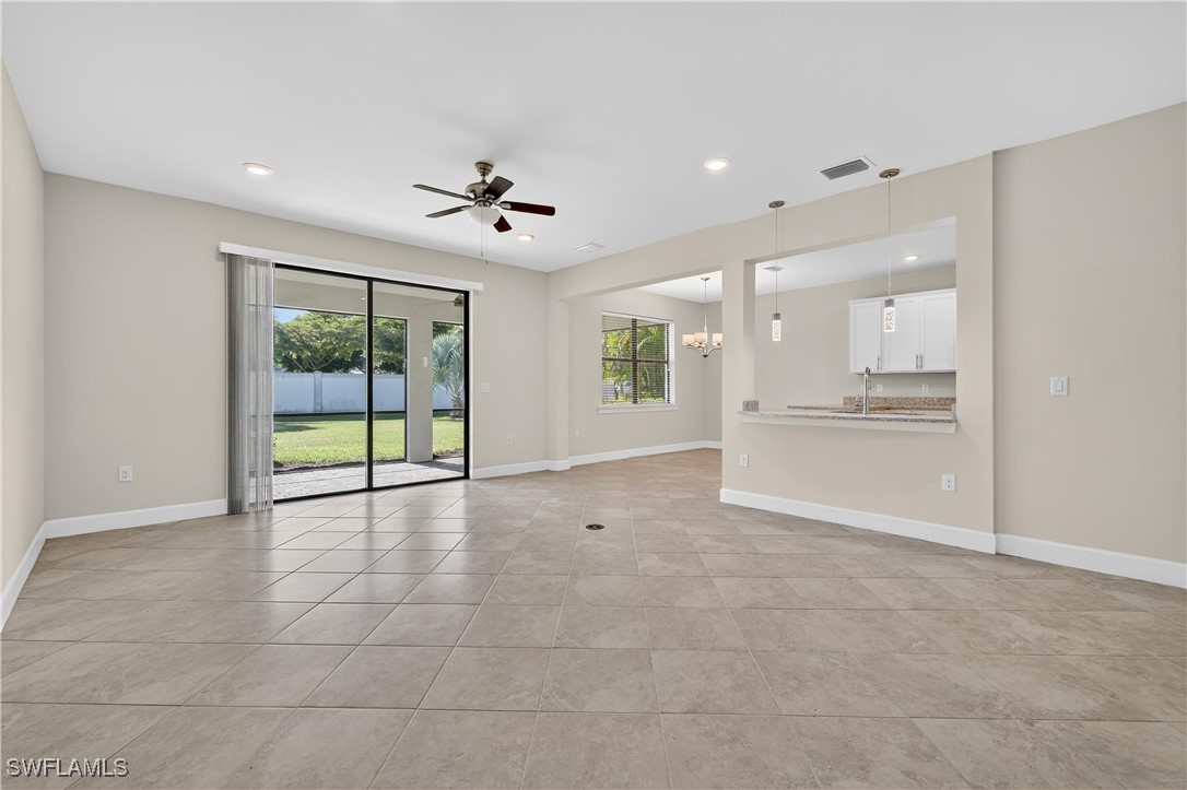3 Bed SingleFamilyResidence for Sale in Westbrook, photo 2
