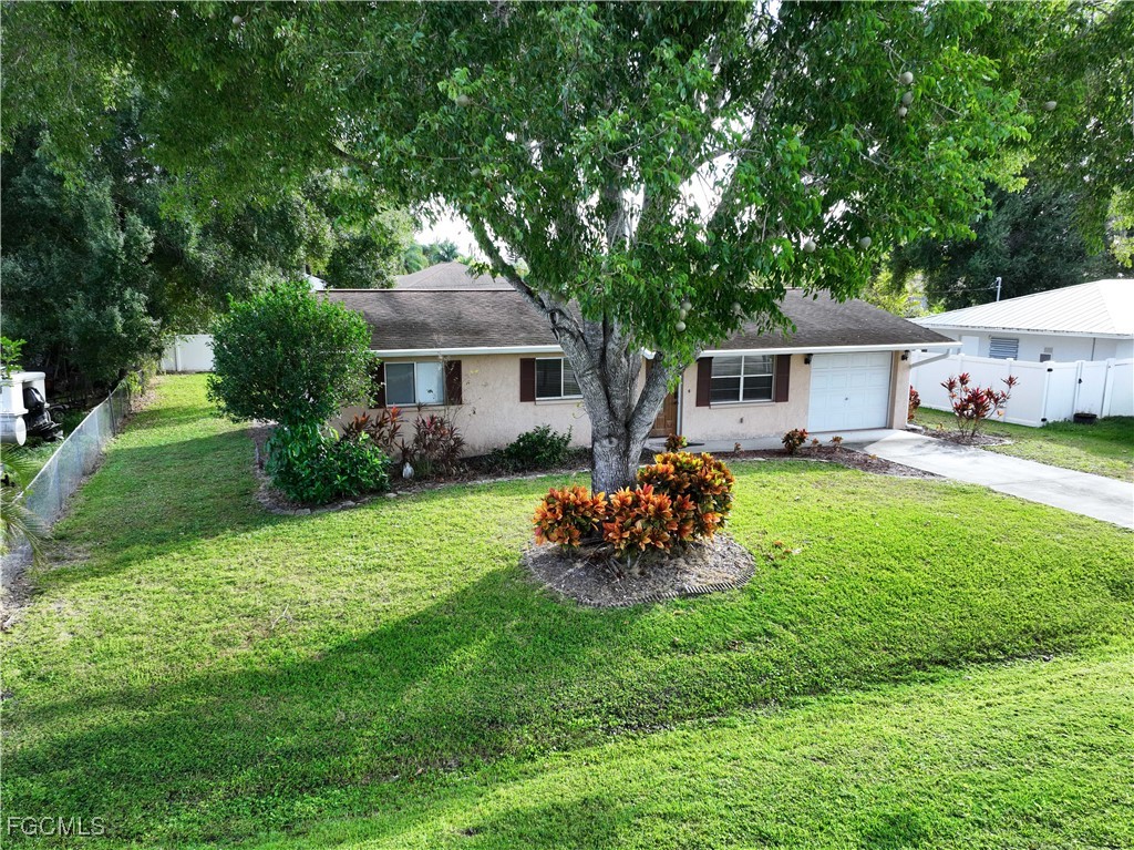 3 Bed SingleFamilyResidence for Sale in Fort Myers, photo 2