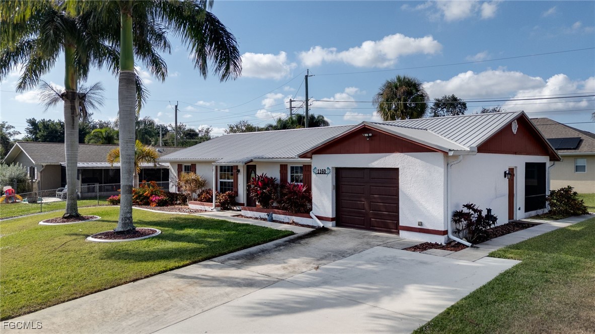 2 Bed Waterfront Home for Sale in Fort Myers, photo 2