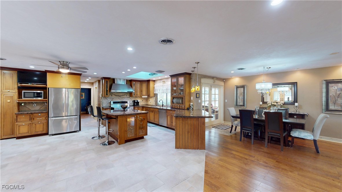 3 Bed Pool Home for Sale in Meadows, photo 2
