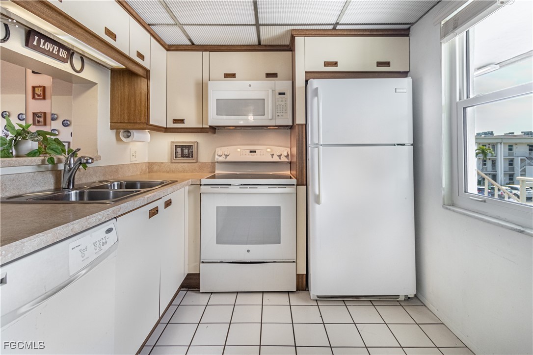 2 Bed Condominium for Sale in Seven Lakes, FL, $80,000 — photo 2
