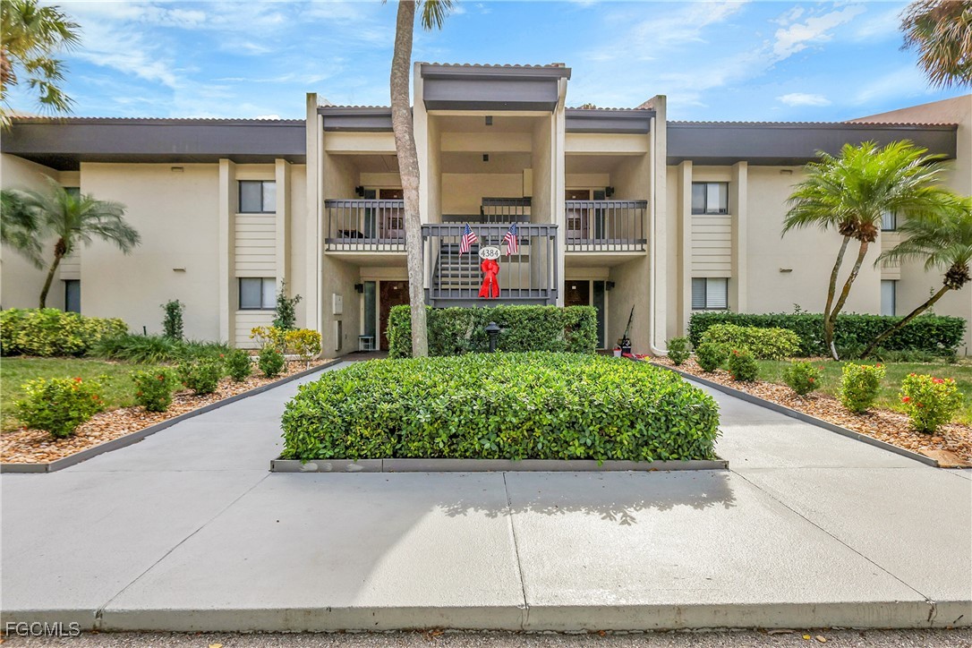 2 Bed Condominium for Sale in Fort Myers, photo 2