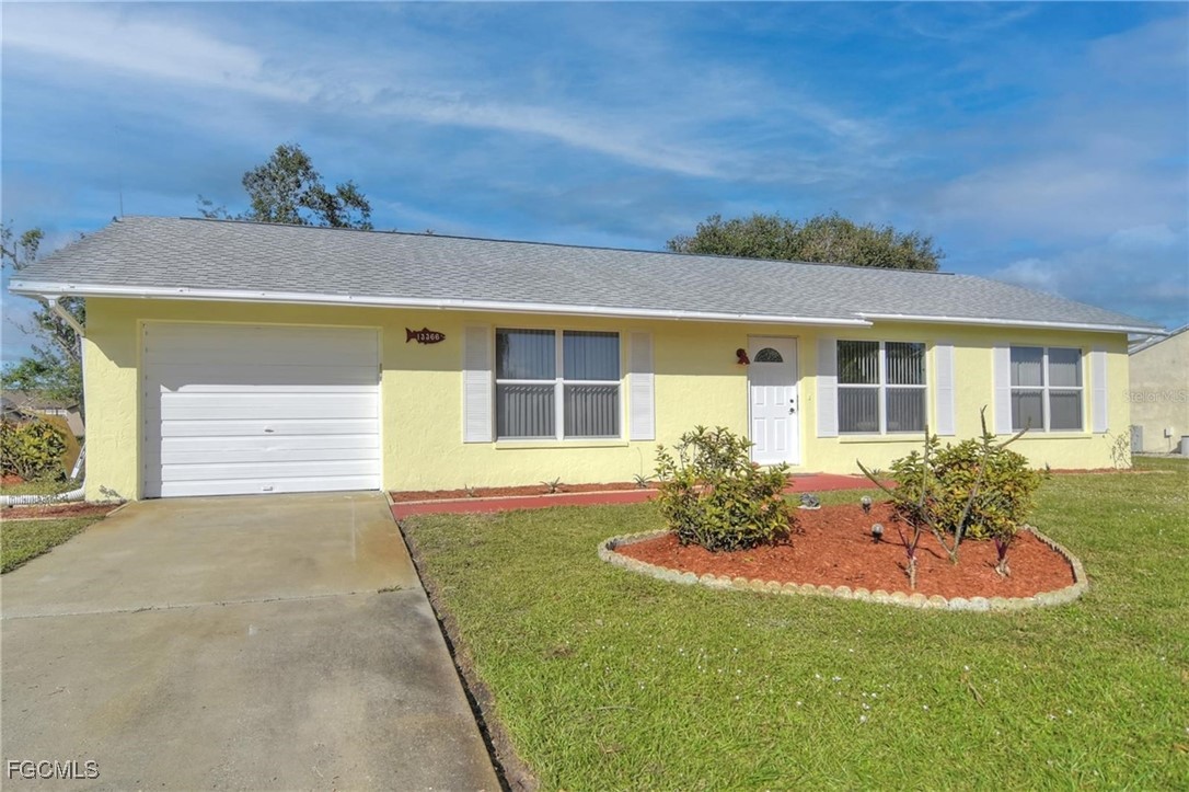 2 Bed SingleFamilyResidence for Sale in Port Charlotte, photo 2