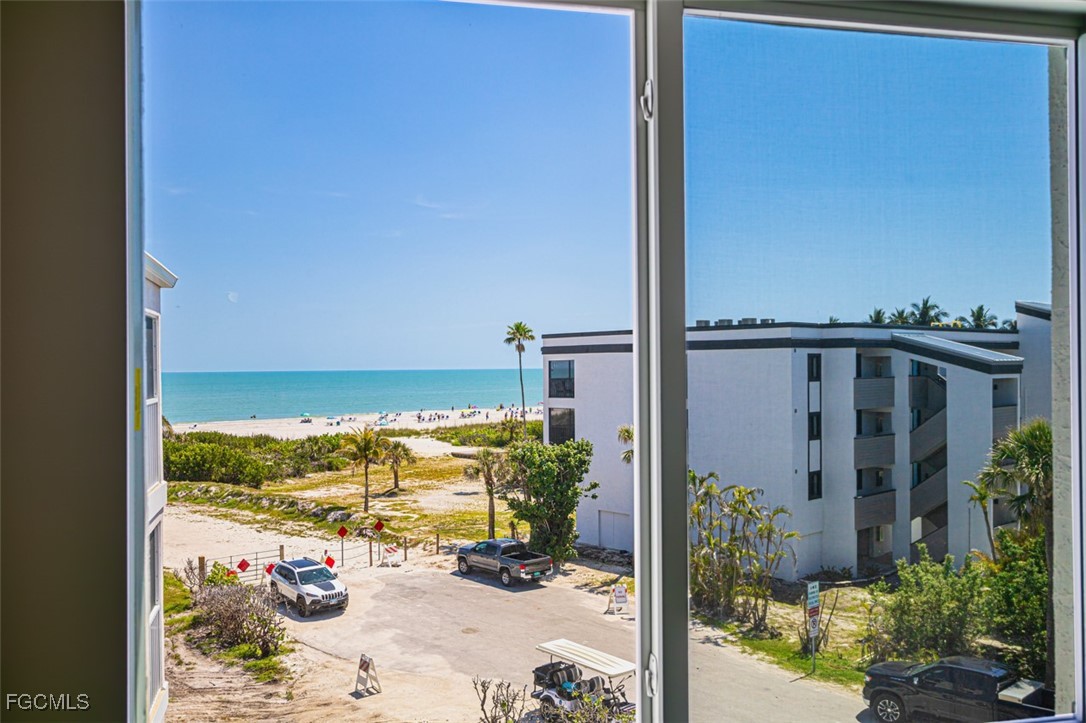 2 Bed Waterfront Home for Sale in Sanibel, photo 2