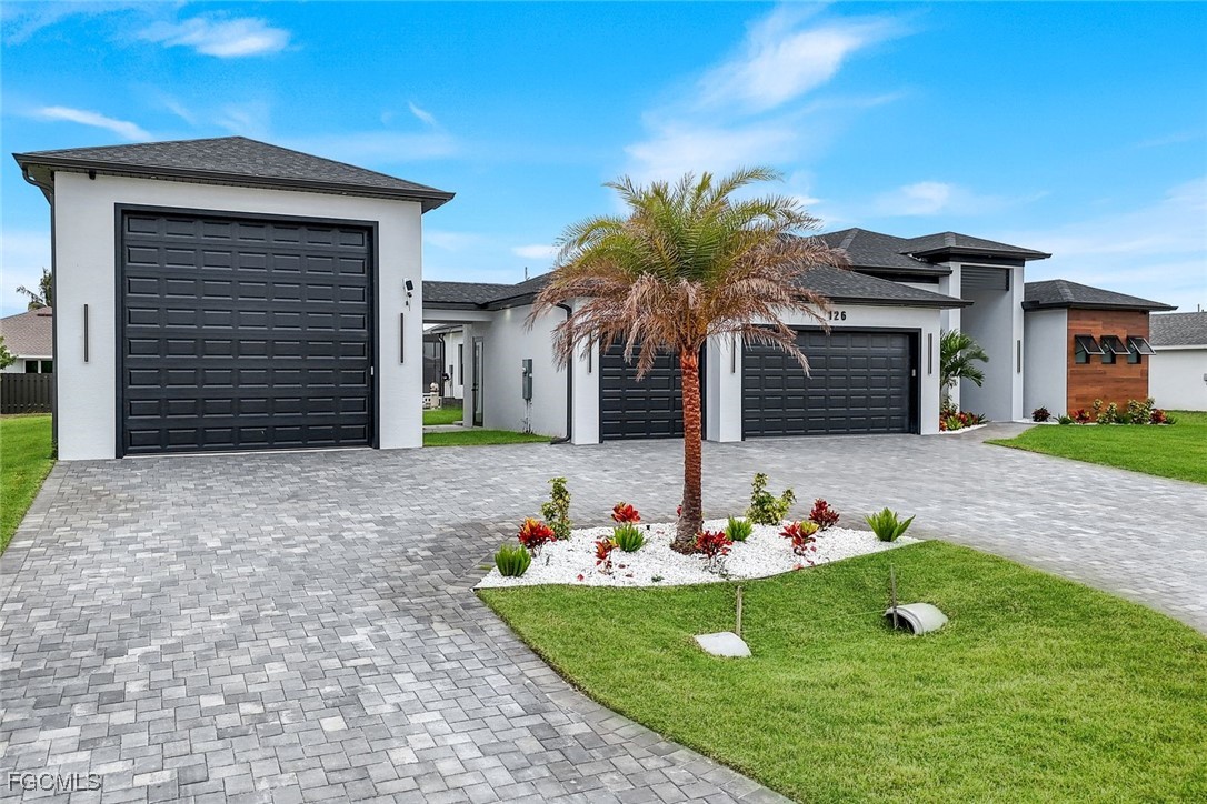 3 Bed Pool Home for Sale in Cape Coral, photo 2