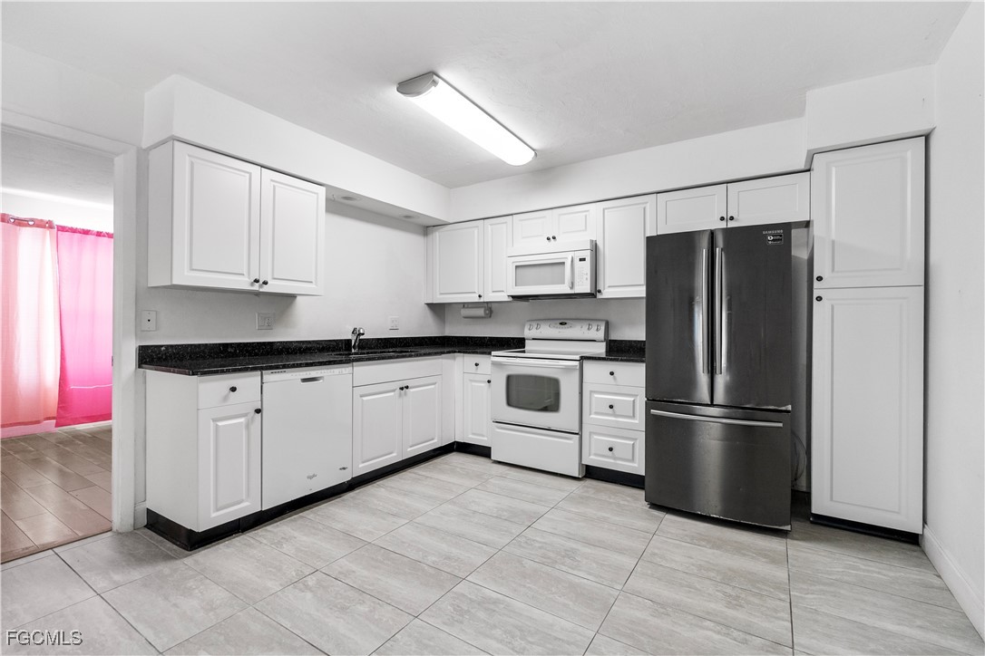 2 Bed Pool Home for Sale in Cape Coral, photo 2