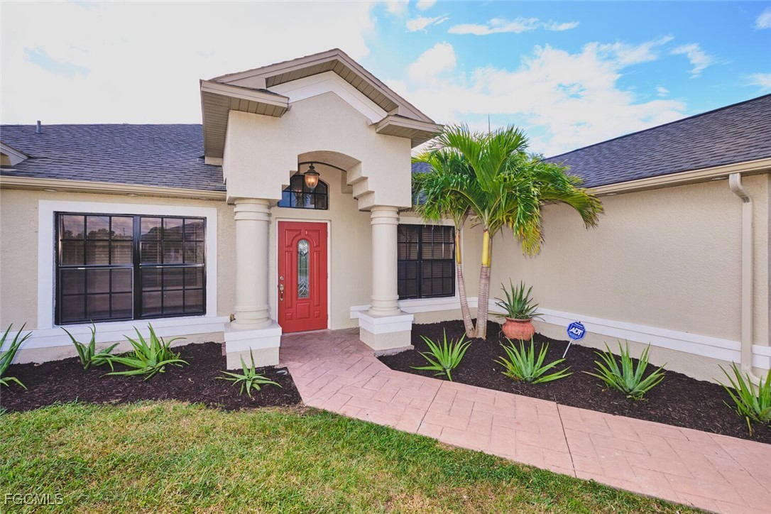 4 Bed SingleFamilyResidence for Sale in Cape Coral, photo 2