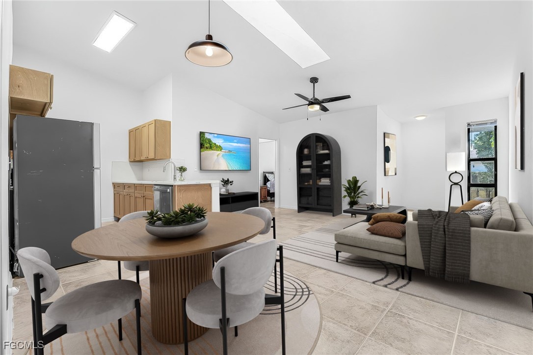 2 Bed Attached for Sale in Cape Coral, photo 2