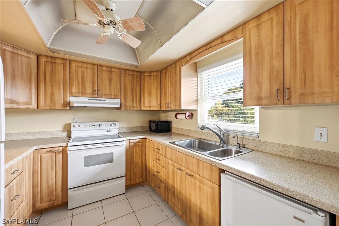 2 Bed Condominium for Sale in Naples, photo 2