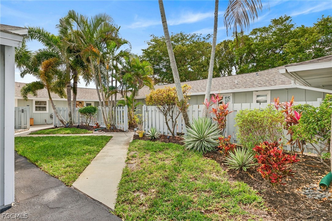 3 Bed Waterfront Home for Sale in Fort Myers, photo 2