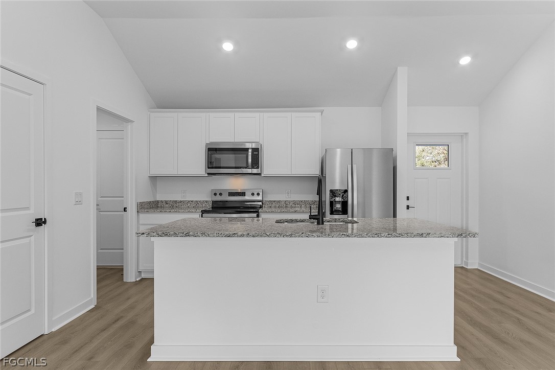 3 Bed SingleFamilyResidence for Sale in Cape Coral, photo 2