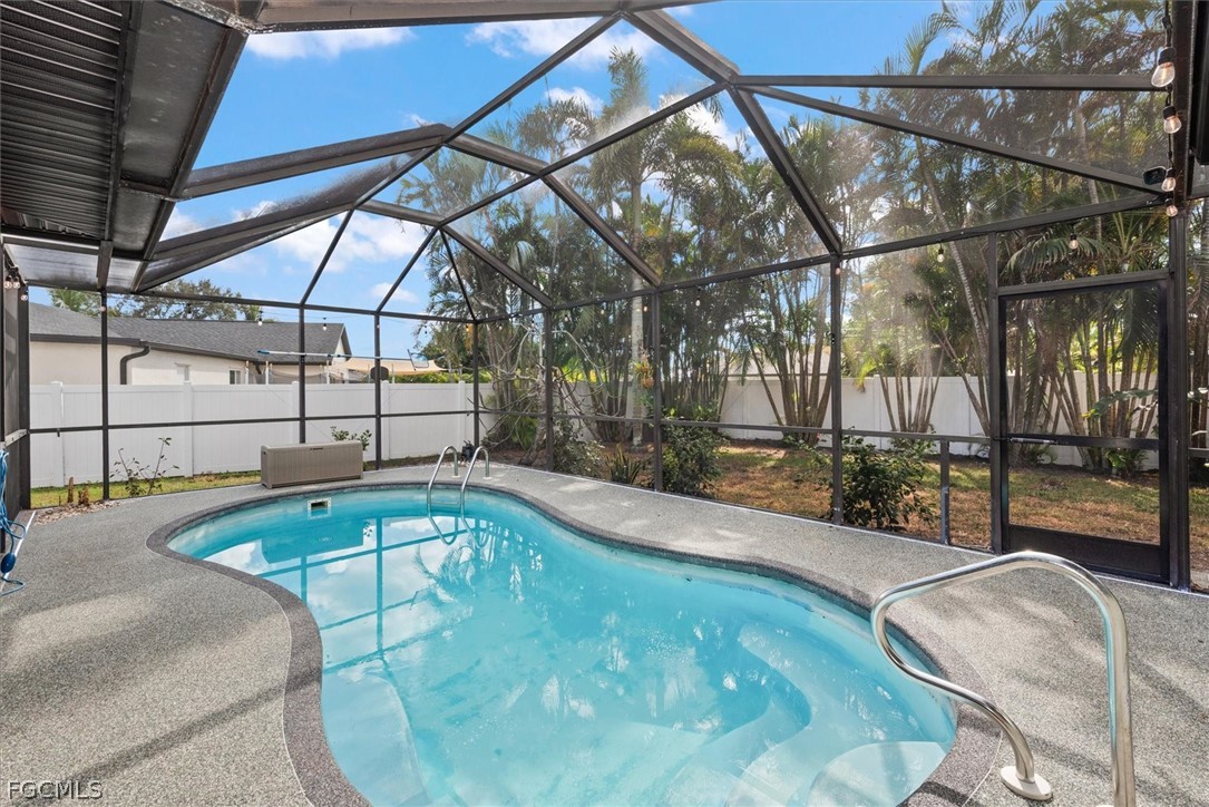 3 Bed Pool Home for Sale in Cape Coral, photo 2