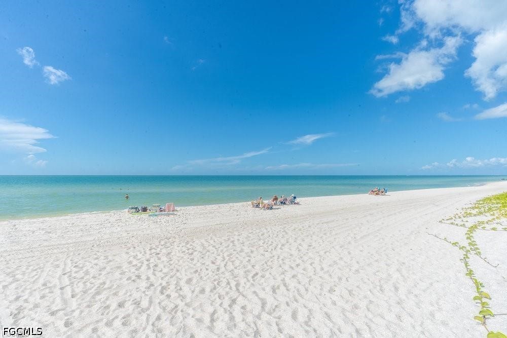 2 Bed Waterfront Home for Sale in Bayshores, photo 2