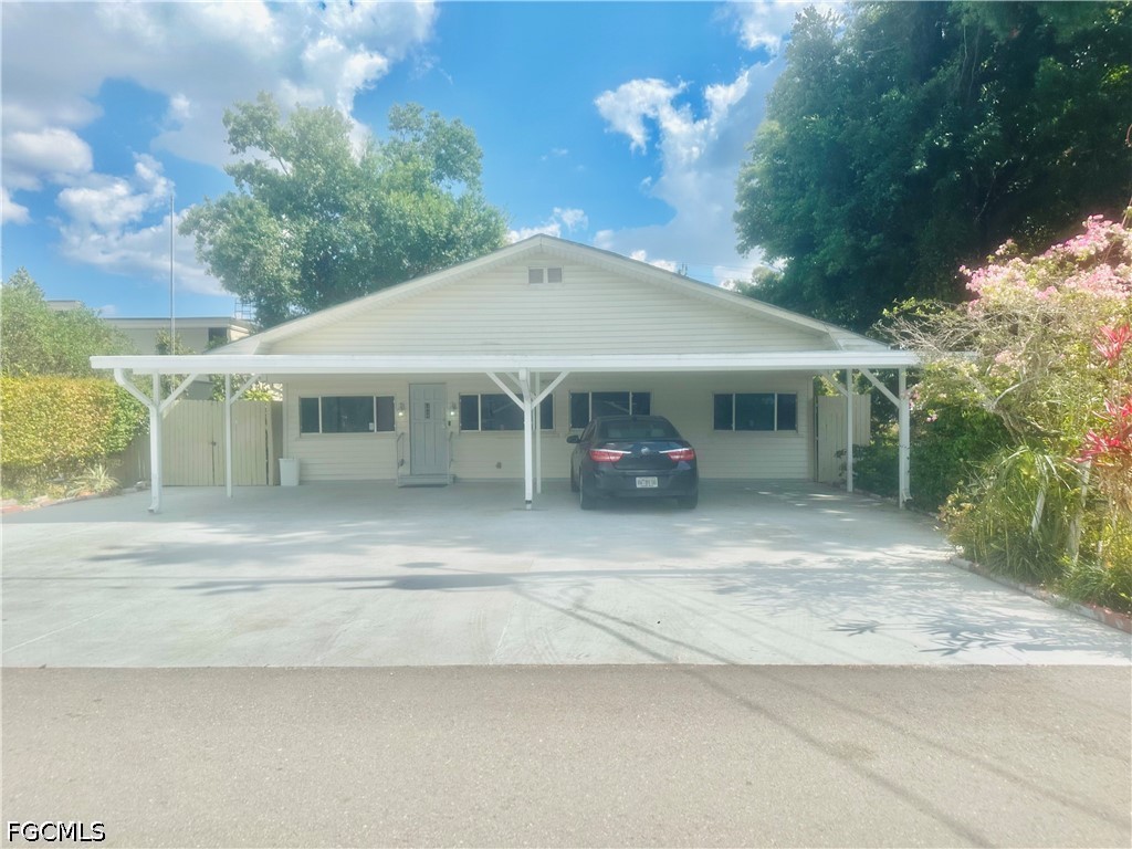 2 Bed SingleFamilyResidence for Sale in Fort Myers, photo 2