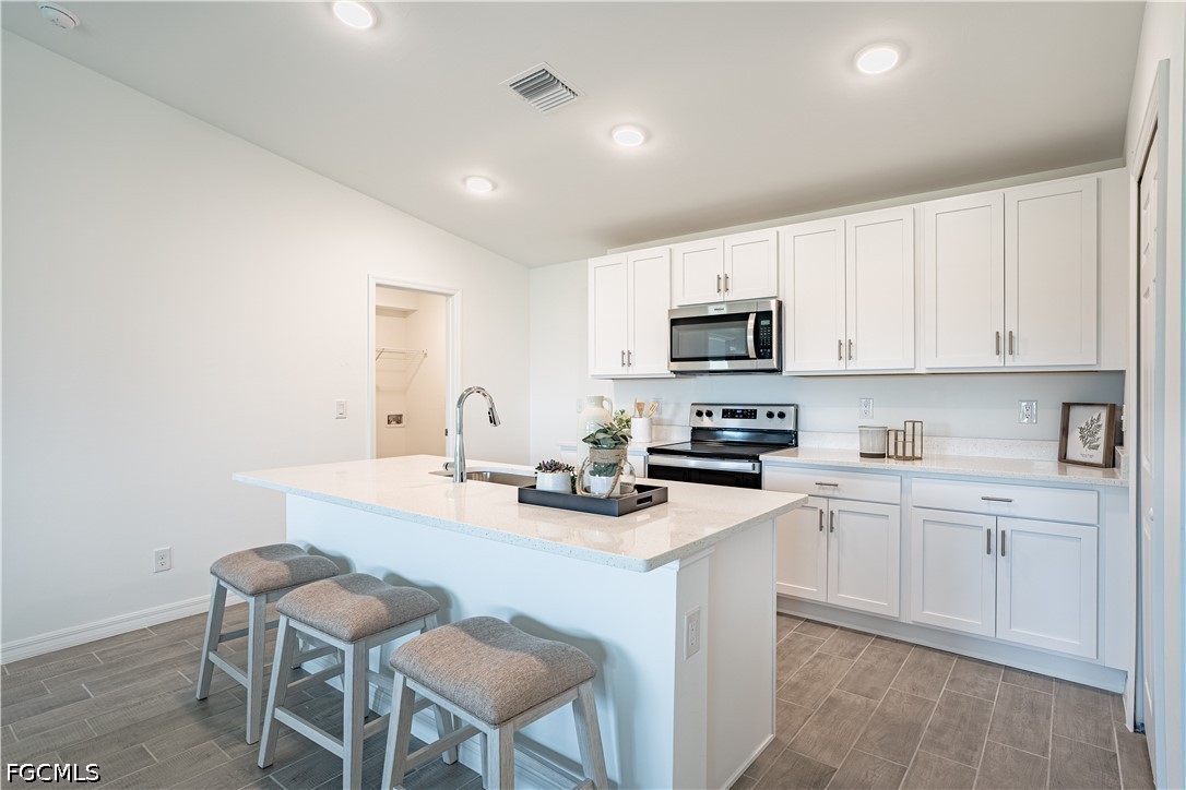 3 Bed SingleFamilyResidence for Sale in Cape Coral, FL — photo 2