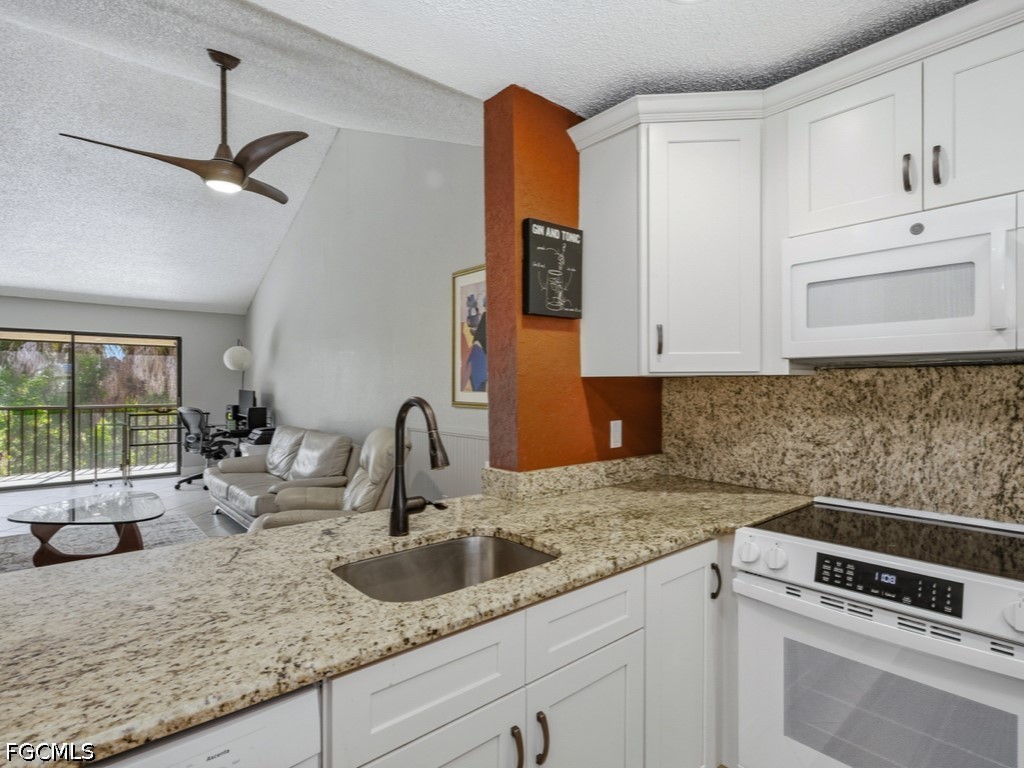 2 Bed Waterfront Home for Sale in Fort Myers, photo 2