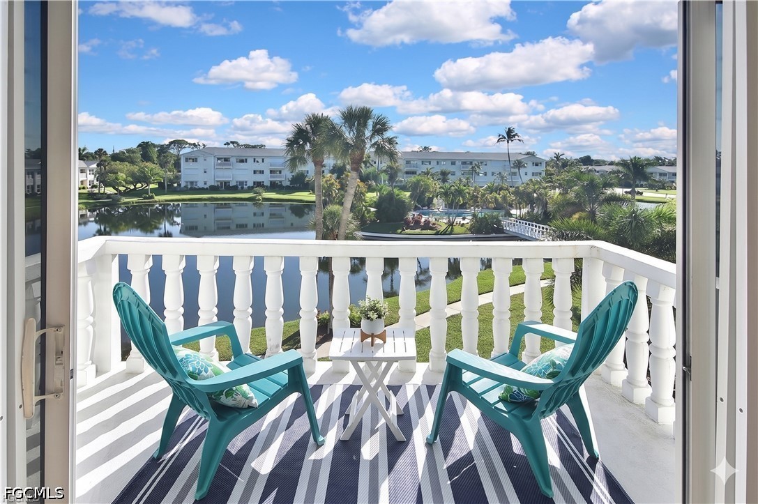 2 Bed Waterfront Home for Sale in Fort Myers, photo 2