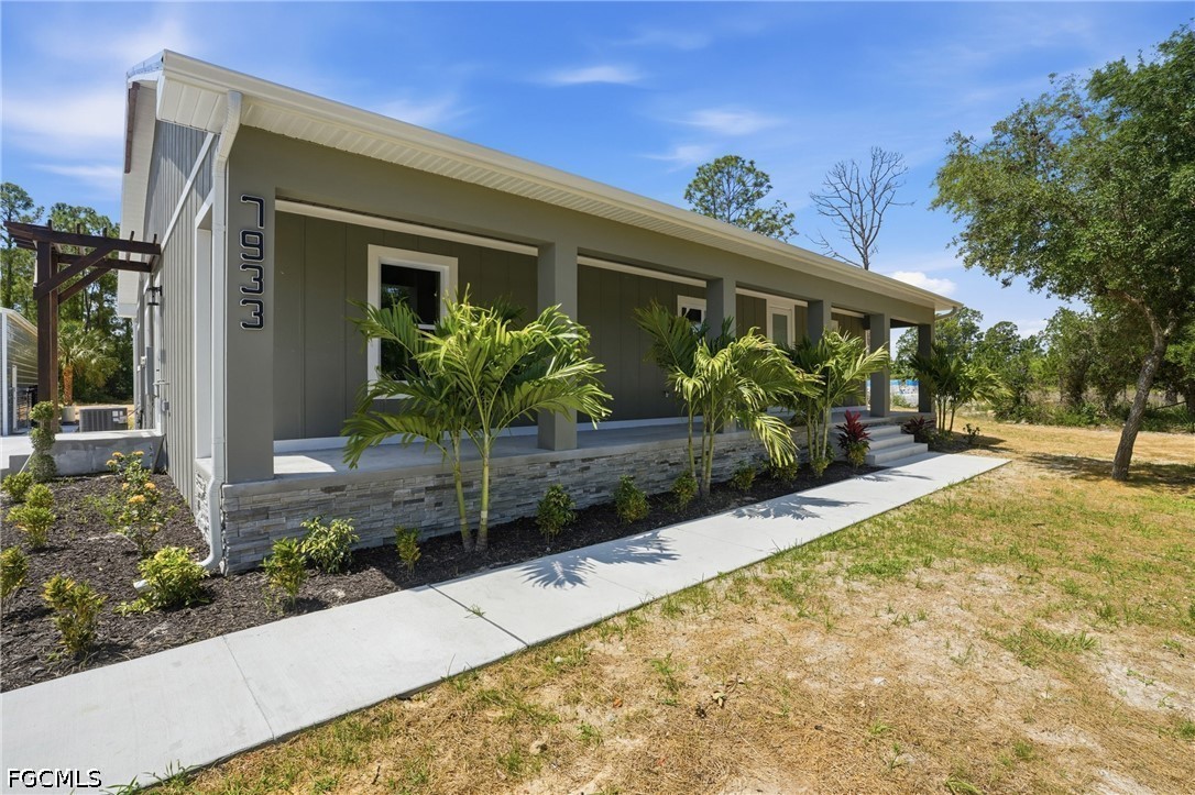 3 Bed SingleFamilyResidence for Sale in Labelle, photo 2