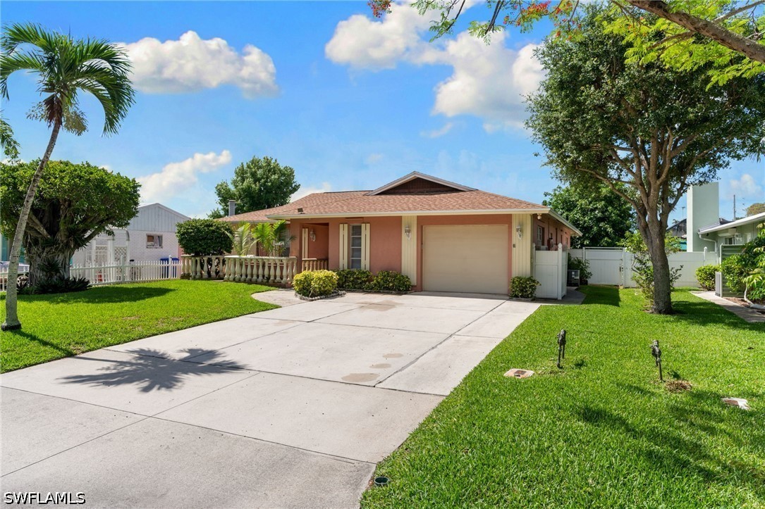 3 Bed SingleFamilyResidence for Sale in Naples, photo 2