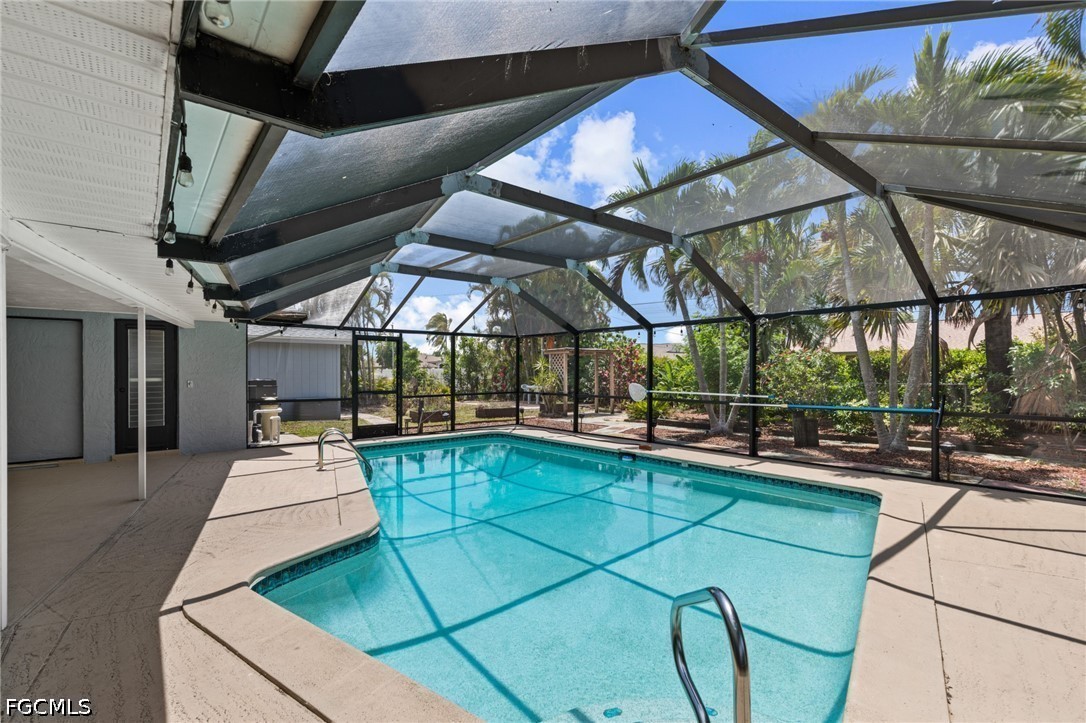 2 Bed Pool Home for Sale in Cape Coral, photo 2
