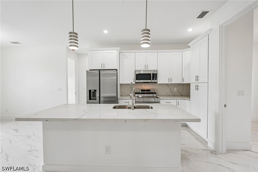 3 Bed SingleFamilyResidence for Sale in Port Charlotte, photo 2